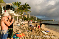 Enamorados en la playa de Waikiki Beach. O’ahu.